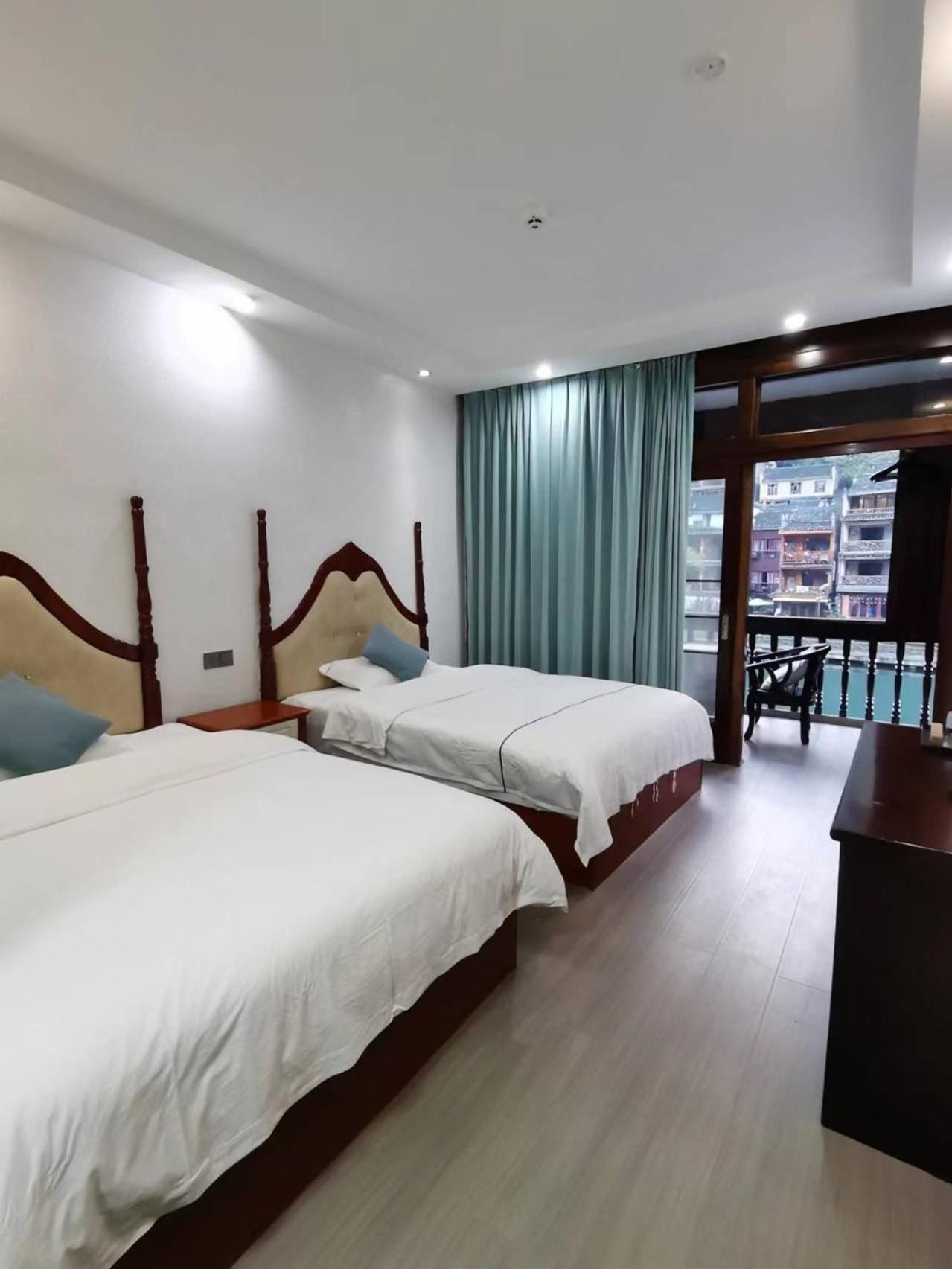 Fenghuang Ancient Town Lazy Cat Riverside Inn Екстериор снимка