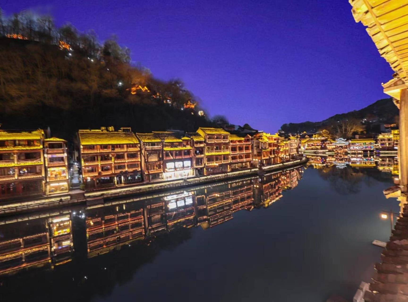 Fenghuang Ancient Town Lazy Cat Riverside Inn Екстериор снимка