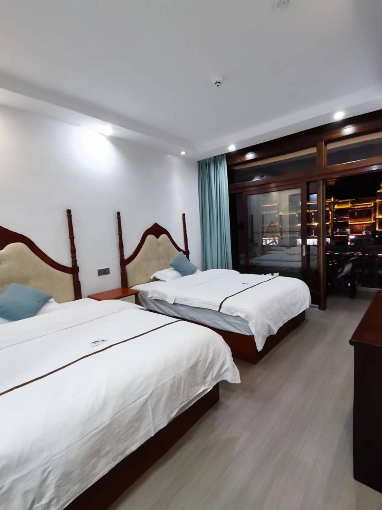 Fenghuang Ancient Town Lazy Cat Riverside Inn Екстериор снимка