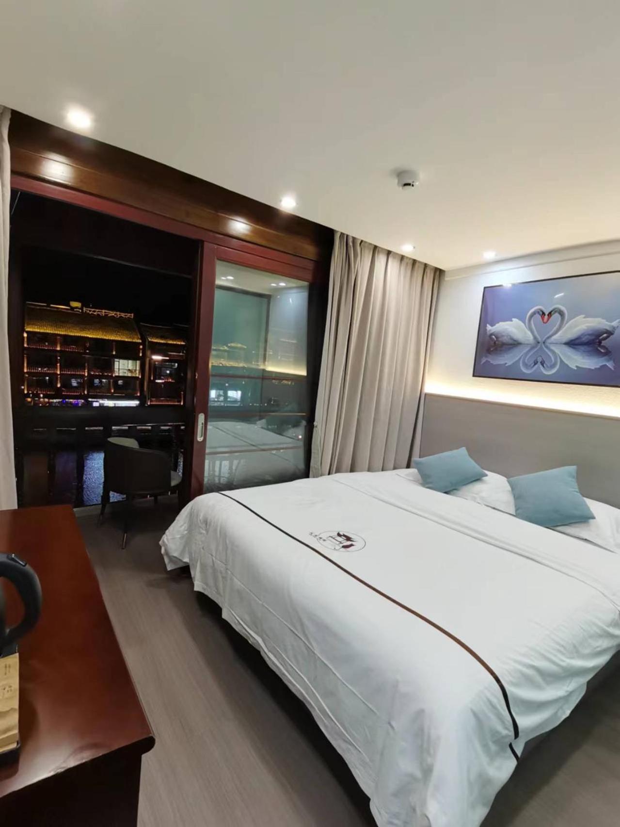 Fenghuang Ancient Town Lazy Cat Riverside Inn Екстериор снимка