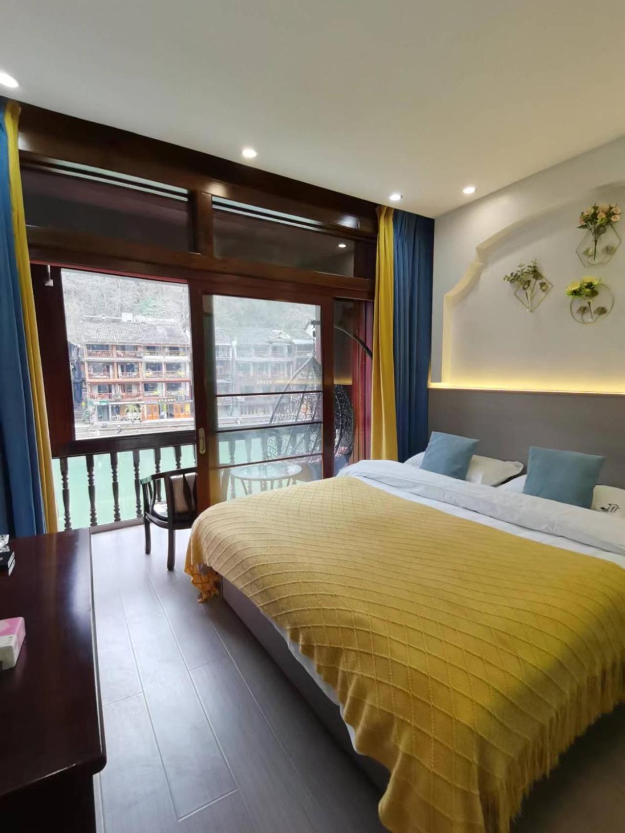 Fenghuang Ancient Town Lazy Cat Riverside Inn Екстериор снимка