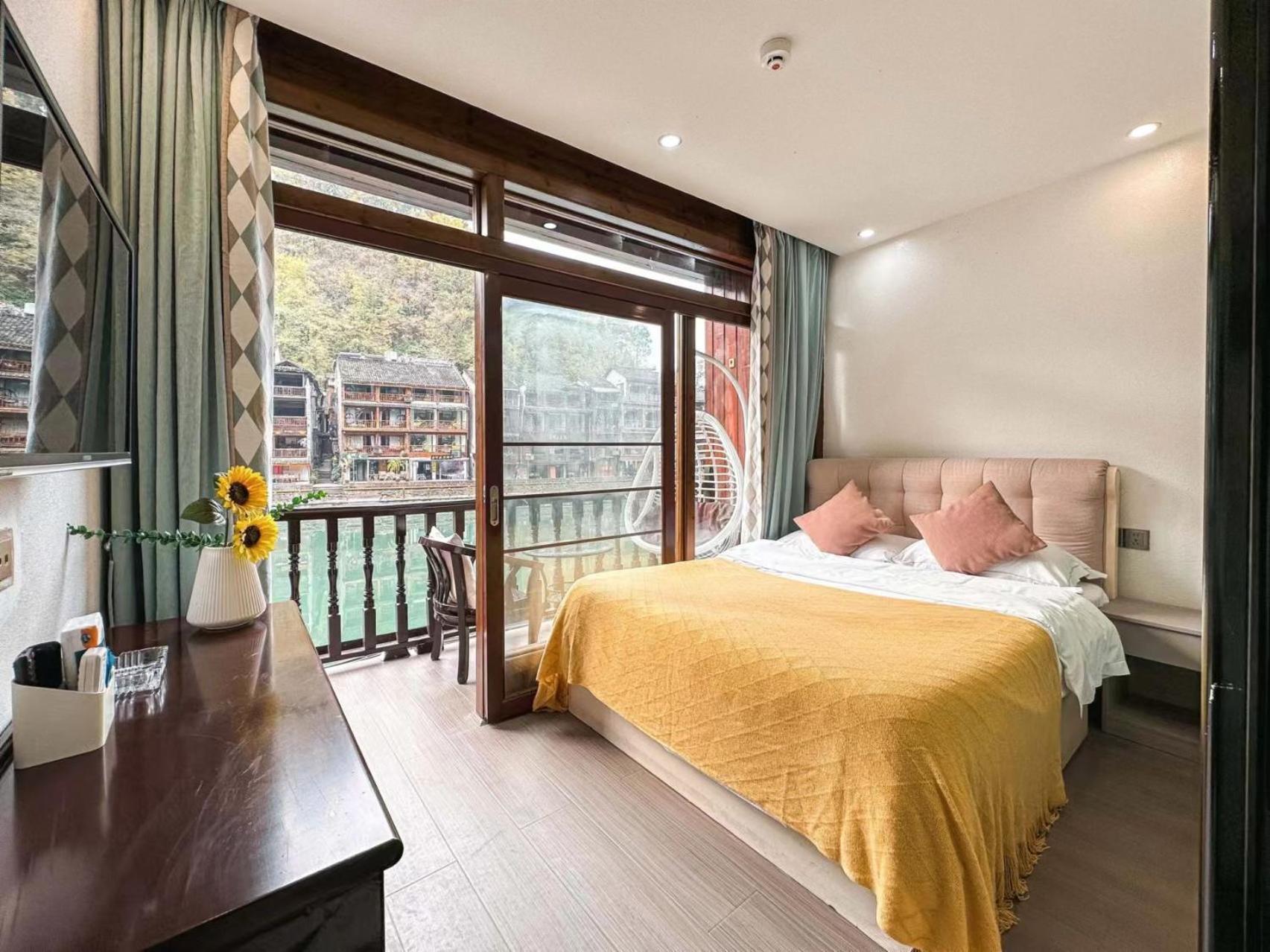 Fenghuang Ancient Town Lazy Cat Riverside Inn Екстериор снимка