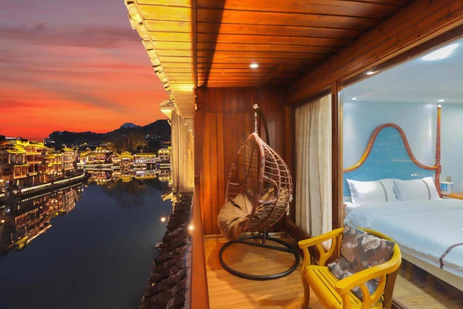 Fenghuang Ancient Town Lazy Cat Riverside Inn Екстериор снимка