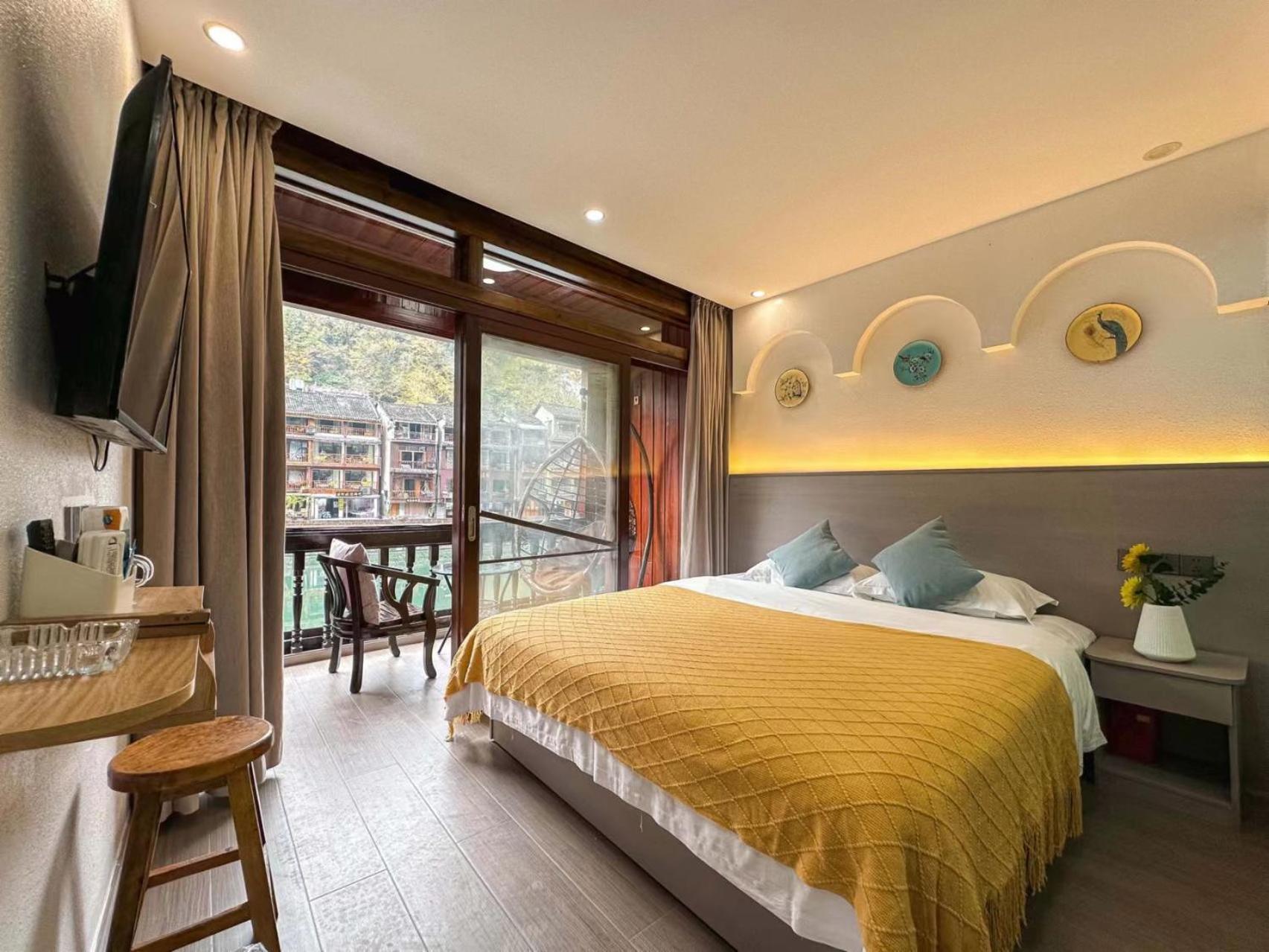 Fenghuang Ancient Town Lazy Cat Riverside Inn Екстериор снимка