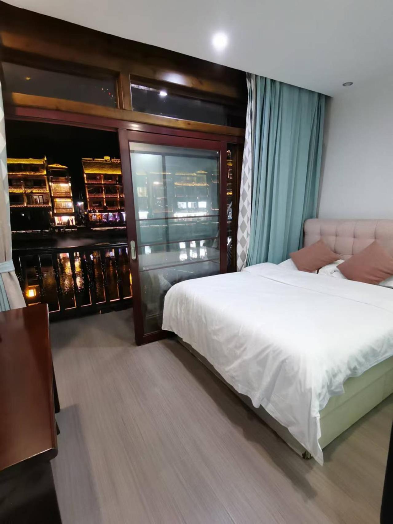 Fenghuang Ancient Town Lazy Cat Riverside Inn Екстериор снимка