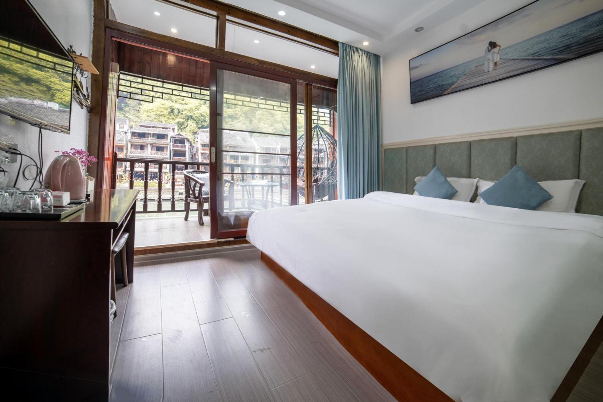 Fenghuang Ancient Town Lazy Cat Riverside Inn Екстериор снимка