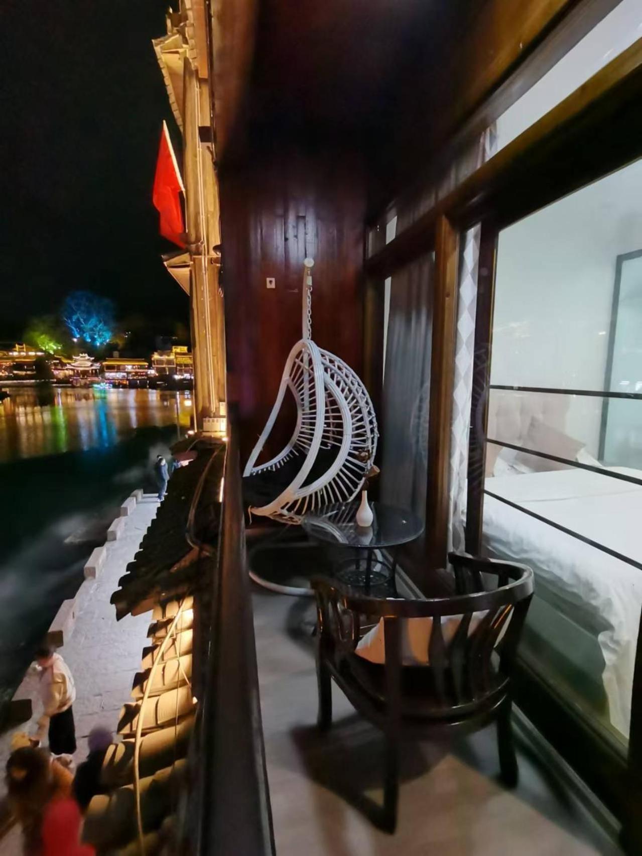 Fenghuang Ancient Town Lazy Cat Riverside Inn Екстериор снимка