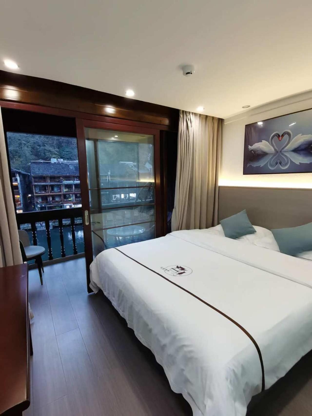 Fenghuang Ancient Town Lazy Cat Riverside Inn Екстериор снимка