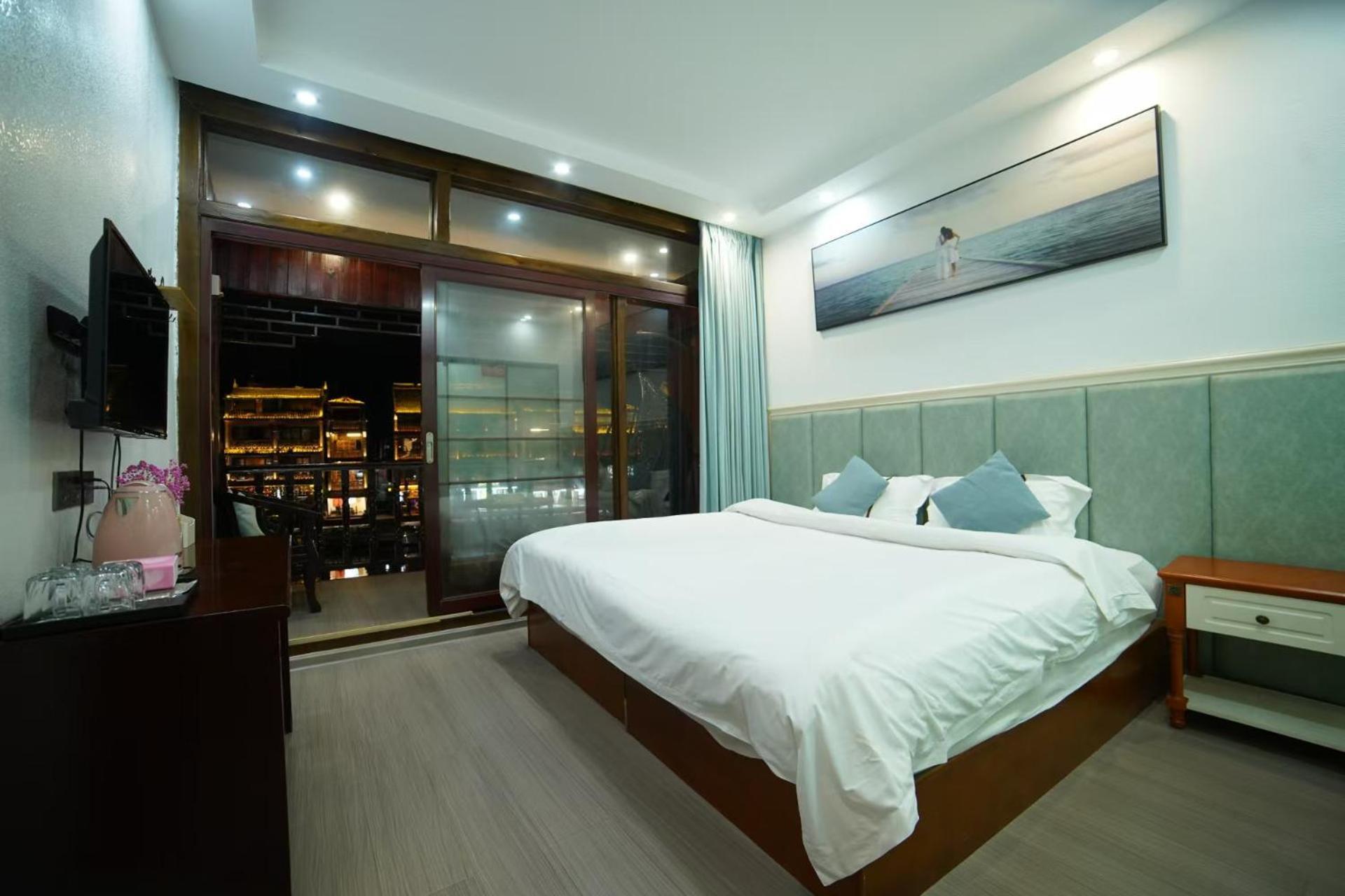 Fenghuang Ancient Town Lazy Cat Riverside Inn Екстериор снимка